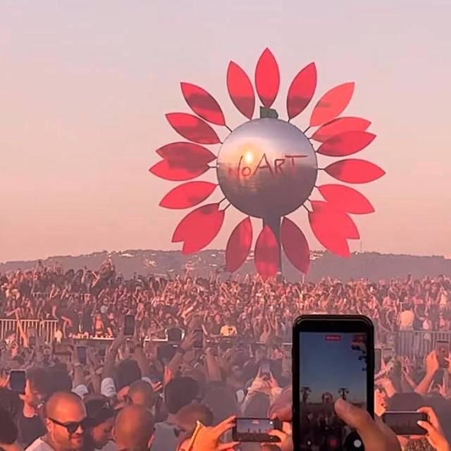 Combinez impression et matériel gonflable Décoration de scène florale gonflable No Art au lever du soleil à Fasano avec les DJ Alan Port Megatronic Benja Anotr X-Treme Creations