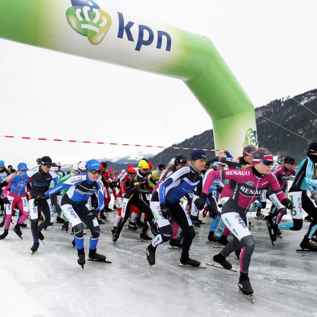 Giant inflatable bogen Inflatable Boog KPN tijdens schaatswedstrijd op Weissensee in Oostenrijk X-Treme Creations