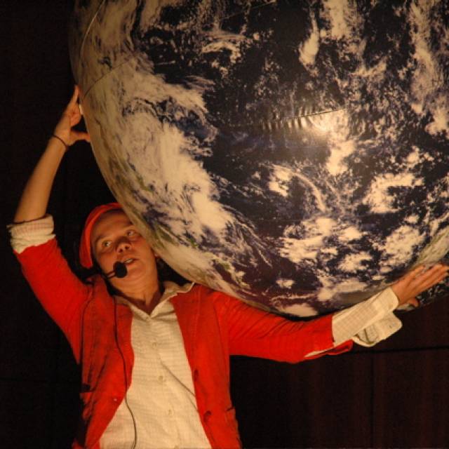 Sphères gonflables géantes Globe gonflable hermétique sur scène pour l'artiste flamand Vuile Mong En ZIjn Vieze Gasten X-Treme Creations