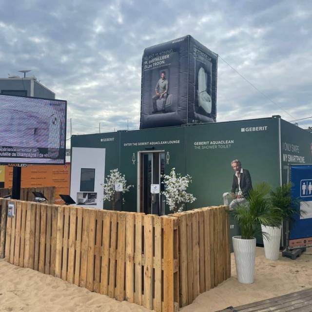 Aufblasbare Säule Aufblasbare Säule von Geberit, 3 Meter hoch, mit 4 digital bedruckten Seiten auf einem Container während des Ostend Beach Festivals X-Treme Creations