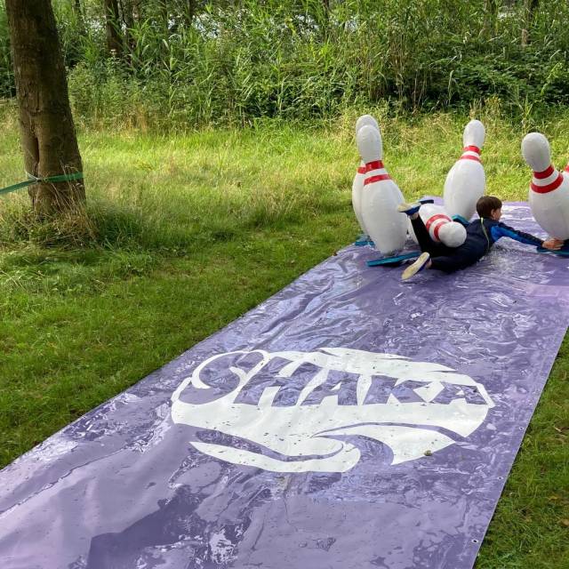 Giant inflatable games opblaasbare luchtdichte kegels en eenvoudige bedrukte glijbaan voor het menselijke bowlingspel Shaka X-Treme Creations