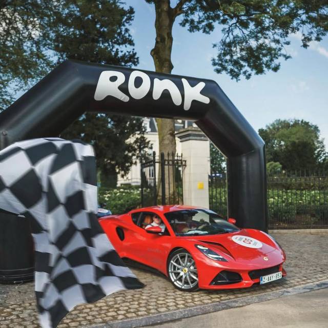 Riesige aufblasbare Bögen Aufblasbarer, mit dem „Ronk“-Logo versehener 135-Grad-Bogen mit abgeschrägten Ecken, der als Starttor für einen roten Ferrari dient X-Treme Creations