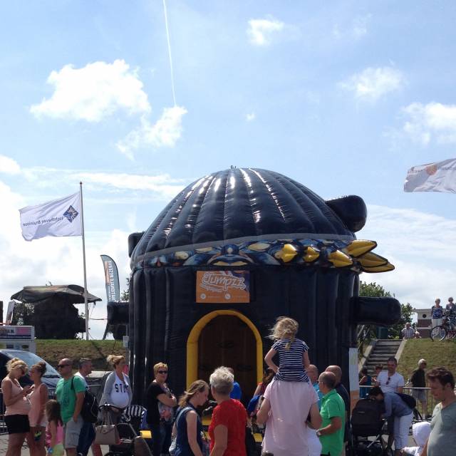 Riesige aufblasbare Spiele Aufblasbare Hüpfburg Moules mit 5 m Durchmesser für Jumpzz in den Niederlanden X-Treme Creations