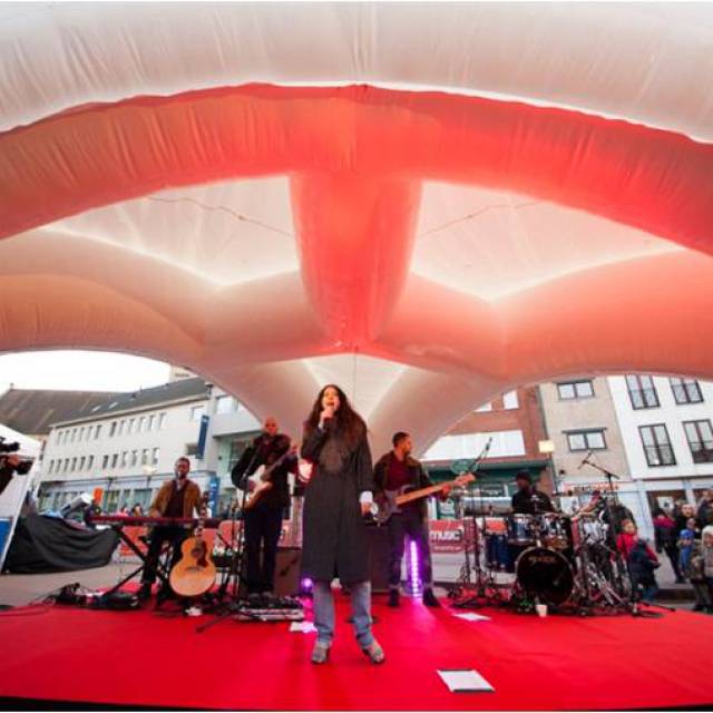Der riesige aufblasbare Arcadome aufblasbare Abdeckung Arcadome für die Bühne, unter der die Künstlerin Emma Bale singt X-Treme Creations