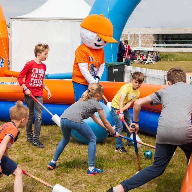 Giant inflatable games Op maat gemaakt Golfveld begrensd door een luchtdichte Inflatable Boarding voor een mobiele Golf clinic in Nederland ontworpen door het Nederlandse bureau Plaat Reklame bv X-Treme Creations