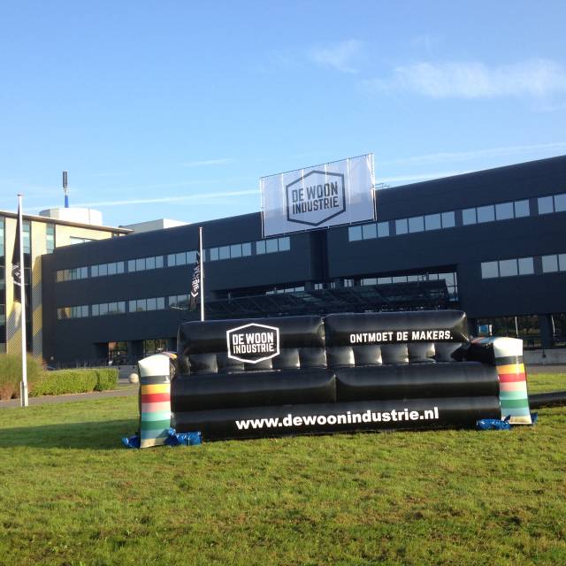 Giant inflatable meubels Opblaasbare blikvanger in de vorm van een bank De Woonfabriek voor hun Nederlandse showroom X-Treme Creations