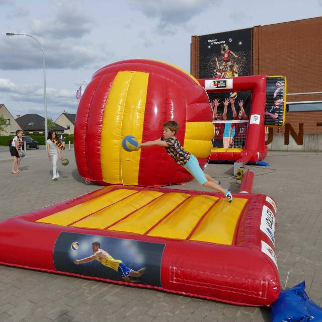 Giant inflatable games opblaasbare valbed, inflatable reception, opblaasbare volley bal, opblaasbaar volleybal, inflatable smash, volleybal liga X-Treme Creations