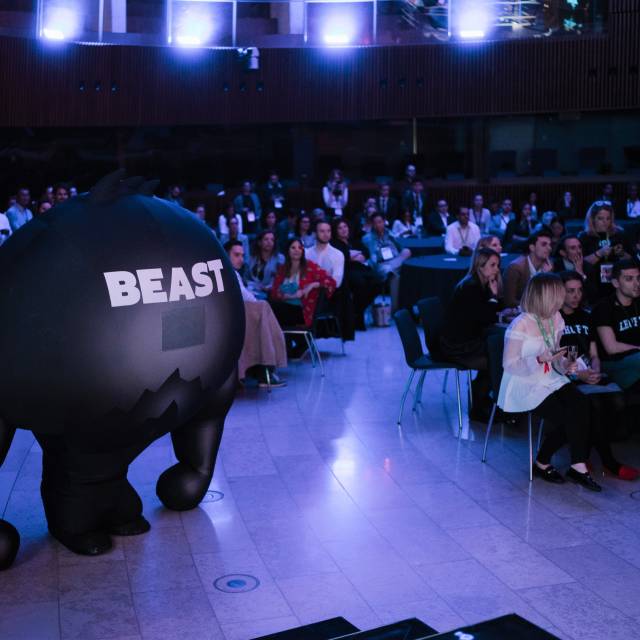 Giant inflatable kostuums Opblaasbare beast magazine walker tijdens een congres voor Farvest nu onderdeel van Docler Holding in Luxemburg X-Treme Creations