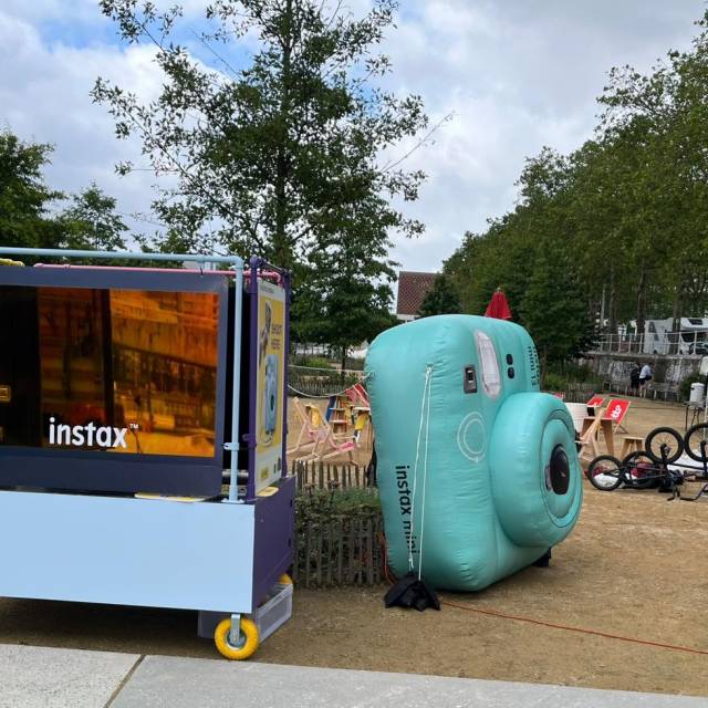 Giant inflatable productuitvergroting Opblaasbare Polaroid-camera tijdens een merkactivatie in Brussel X-Treme Creations