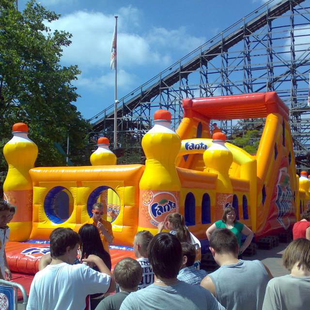 Giant inflatable games Opblaasbare Fanta hindernissenpiste van 26 m lang in attractiepark Walibi van Compagnie des Alpes X-Treme Creations