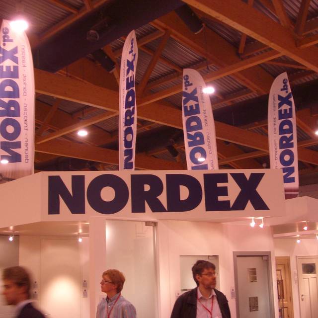Fahnen im Großformatdruck Beachflags auf dem Dach des Nordex-Standes während der Baumesse im Heysel-Palast X-Treme Creations