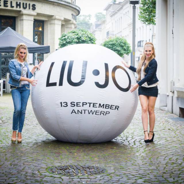 Riesige aufblasbare Kugeln Aufblasbarer pneumatischer Ball für die Modemarke Liu Jo mit zwei Models, die durch die Straßen der Stadt Antwerpen laufen, organisiert von Soulsupply X-Treme Creations