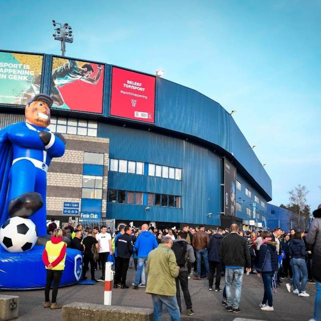 Giant inflatable mascottes et personages mascotte gonflable Genkie sur son piédestal réalisée pour le Racing Genk un club de Football de première division X-Treme Creations
