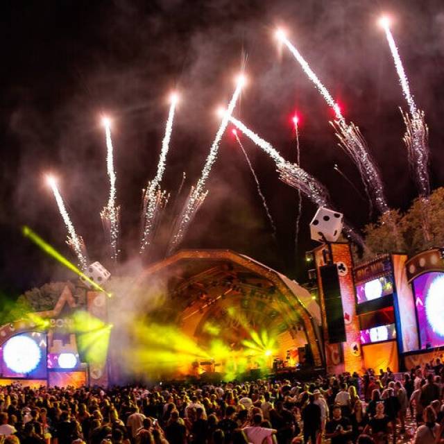 Kombinieren Sie Druck und aufblasbare Objekte Aufblasbare Würfel hoch über der Hauptbühne des „Crazy Sexy Cool“-Festivals in den Niederlanden X-Treme Creations