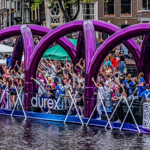 Riesige aufblasbare Bögen Aufblasbare Arkaden aus violettem Spiegelstoff auf dem Durex-Boot während der Amsterdam Pride X-Treme Creations