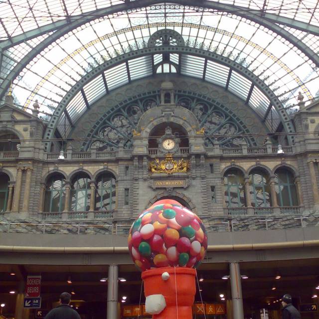Giant inflatable productuitvergroting gigantische opblaasbare verdeelgummies van 6 meter hoog in het centraal station van Antwerpen X-Treme Creations