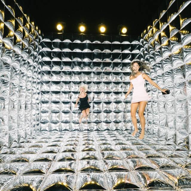 X-Treme Creations Een opblaasbaar fotohokje in mirror materiaal met opblaasbed waar influencers foto's kunnen trekken