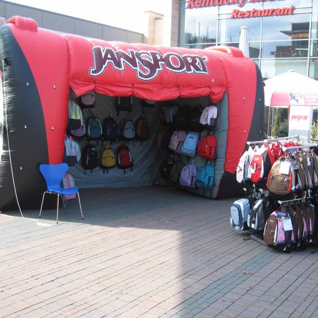 Giant inflatable standen mobiele opblaaswinkel Jansport in de vorm van een rugzak Jansport X-Treme Creations