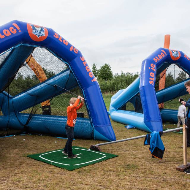 Giant inflatable games Opblaasbare golfkooien voor een golfclinic als onderdeel van een mobiel opblaasbaar trainingscircuit voor de Nederlandse Golffederatie door Plaat Reklame bv bedacht X-Treme Creations