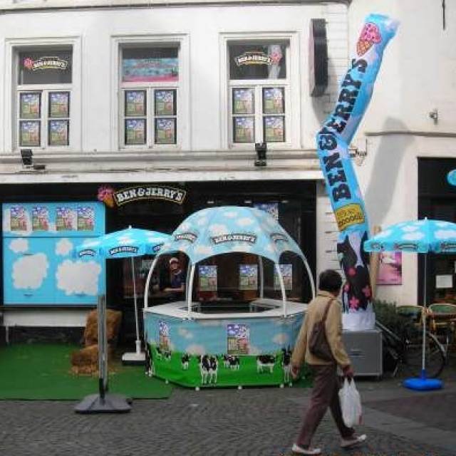 Grand danseur-des-vents gonflable Tube dynamique gonflable de 5 m de haut pour une campagne promotionnelle de la célèbre marque de crème glacée Ben and Jerry's X-Treme Creations