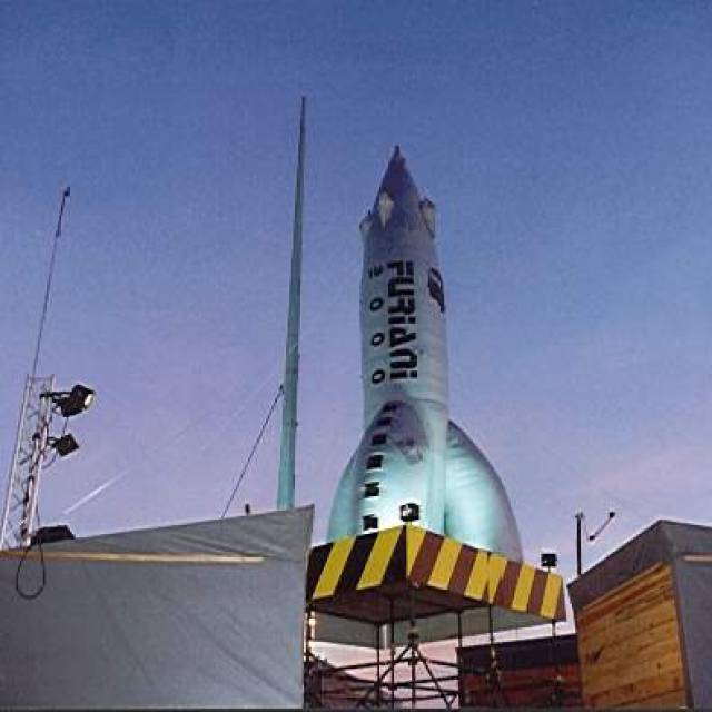 Produit géant gonflable fusée gonflable sur une station lunaire en Corse à proximité de la ville de Furiani X-Treme Creations