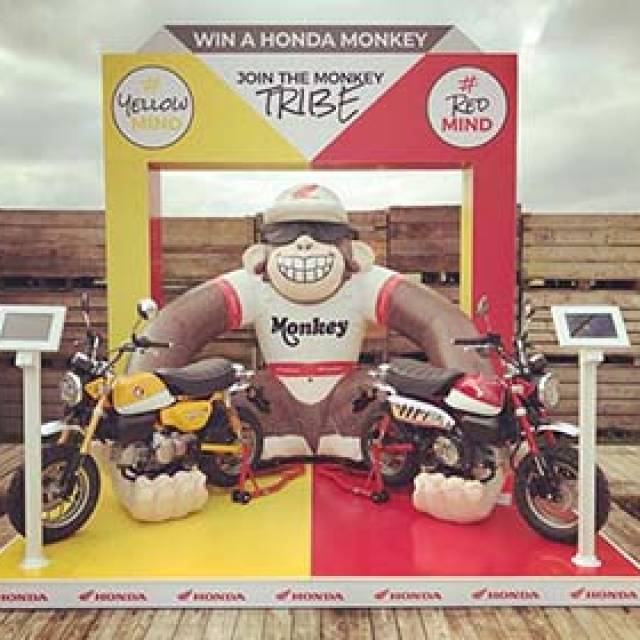 Grands animaux gonflables singe gonflable en auto-ventilé sur un stand d'exhibition afin de promouvoir les Monkey bike de la marque Honda X-Treme Creations
