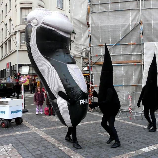 Giant inflatable kostuums opblaasbaar Philips-scheerapparaat van 3 m hoog achter gewone haarkostuums aan om ze midden in de belangrijkste winkelstraten te onthoofden, wat een van de meest succesvolle campagnes op sociale media ooit wereldwijd was X-Treme Creations