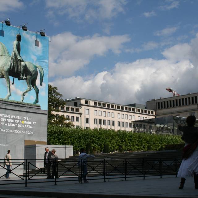 Impressions en grand format 2D cadre sur mesure avec quadri imprimé créatif éclairé en façade sur 4 côtés autour de la statue du roi Albert 1er au Kunstberg à Bruxelles X-Treme Creations