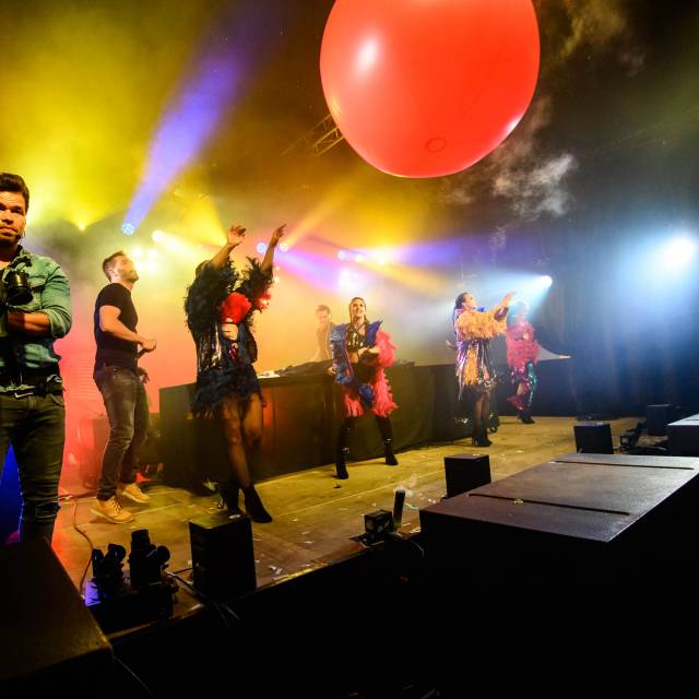 Miniature airtight inflatable ballen airtight opblaasbare crowd ball van podium in het publiek geworden tijdens een teambuilding party in België voor een klant van het bureau We Make You Happy X-Treme Creations