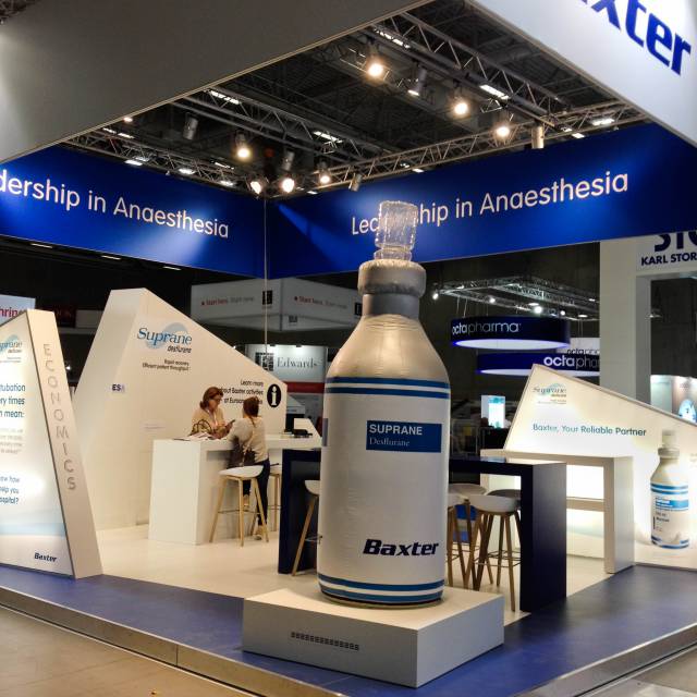 Riesige aufblasbare Produktvergrößerungen Aufblasbare Suprane Medizinflasche Baxter 3 m h auf dem Stand während einer Pharmamesse X-Treme Creations