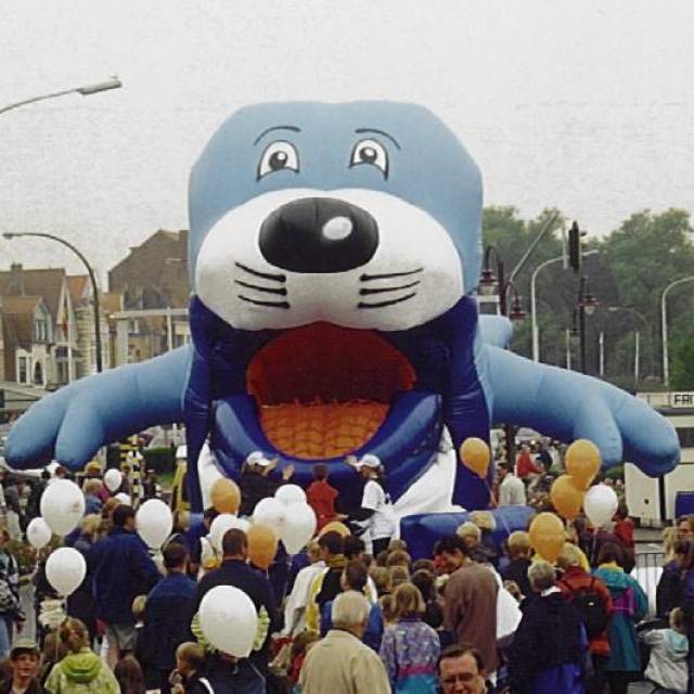 Giant inflatable games opblaasbaar Nivea speelkussen met lift en glijbaan in de vorm van een zeehond genaamd Nobby voor Beiersdorf Belgie X-Treme Creations
