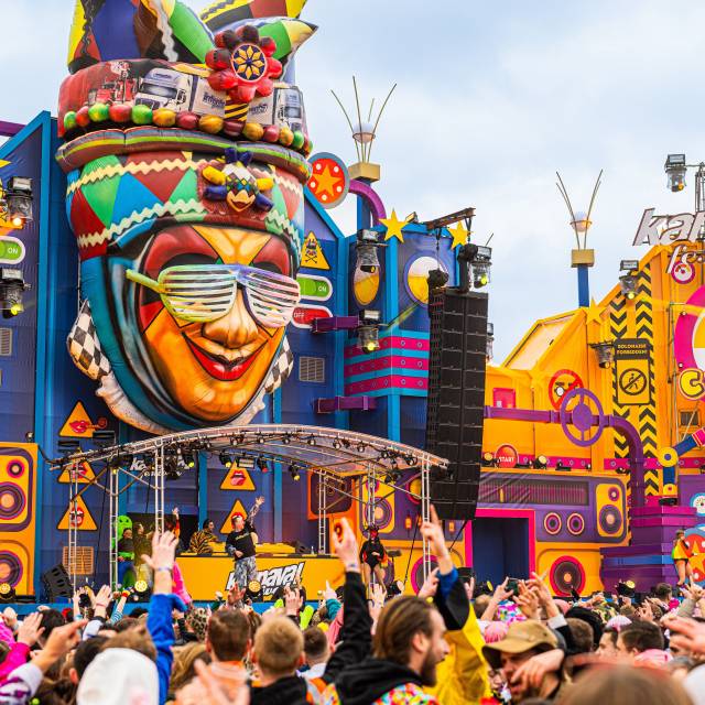 Giant inflatable mascottes et personages Visage de clown gonflable de 12 m de haut sur la scène principale d'une très grande fête de carnaval aux Pays-Bas X-Treme Creations