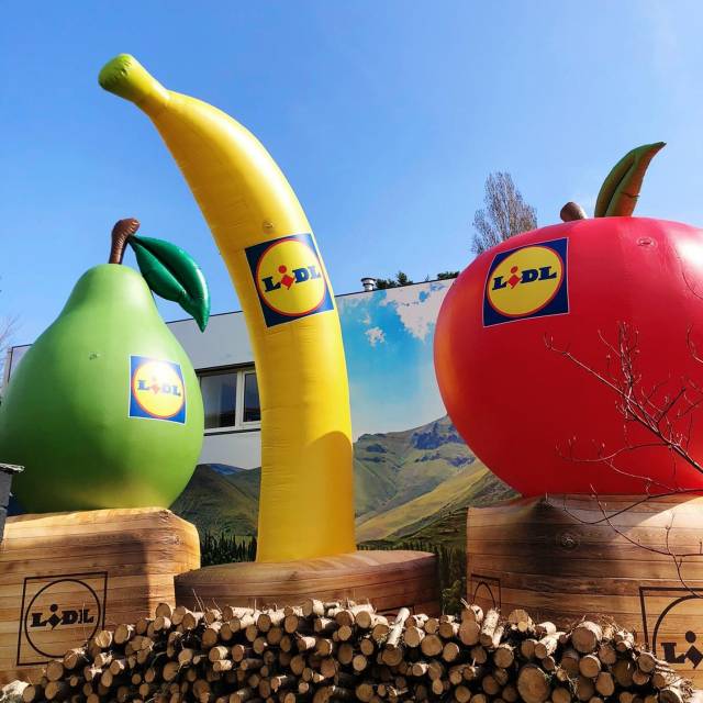 Riesige aufblasbare Produktvergrößerungen Aufblasbare Holzkiste mit einer aufblasbaren Birne und einem aufblasbaren Apfel und einer aufblasbaren Banane für die Supermarktkette Lidl X-Treme Creations