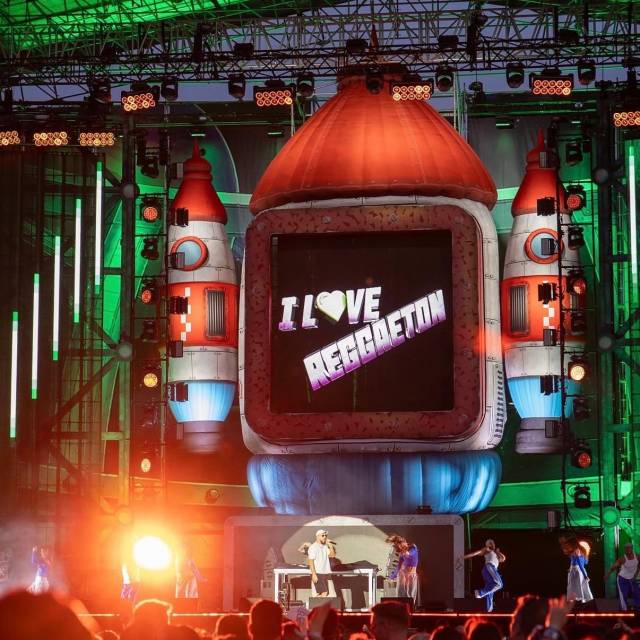 Grenzeloos grote opblaasobjecten Opblaasbare raketten die een led-scherm van 25 m² ondersteunen op het hoofdpodium van het reizende festival 'I Love The Nineties' in Spanje en Latijns-Amerika X-Treme Creations