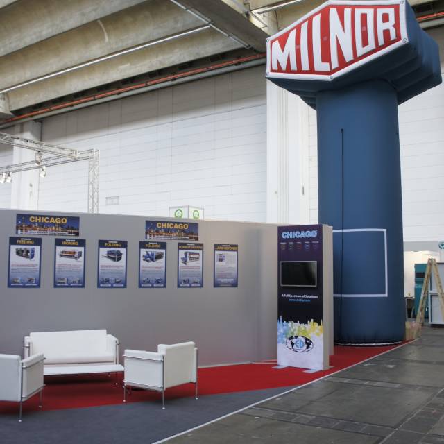 Aufblasbare Säule Aufblasbare Säule mit Milnor 3D-Logo auf einem Stand aus der Ferne während einer Ausstellung X-Treme Creations