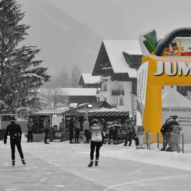 Giant inflatable productuitvergroting opblaasbare boodschappentas voor Jumbo-supermarkten gebruikt als toegangsboog tijdens de schaatsrace Weissensee X-Treme Creations