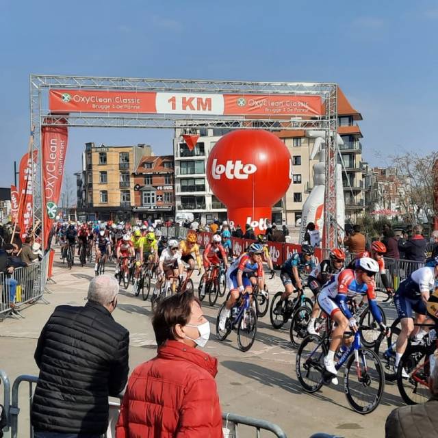 Sphères gonflables géantes gonflable en forme de montgolfière Lotto sur le parcours cycliste Brugge De Panne au dernier kilomètre avant l'arrivée accompagné d'un distributeur gonflable de la marque OxyClean X-Treme Creations