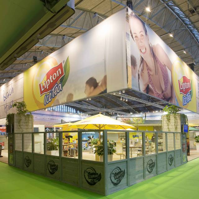 Large format print sublimation textiles hangende dye-sublimatie full colour banners boven de stand van Lipton Ice Tea tijdens Horeca Expo X-Treme Creations