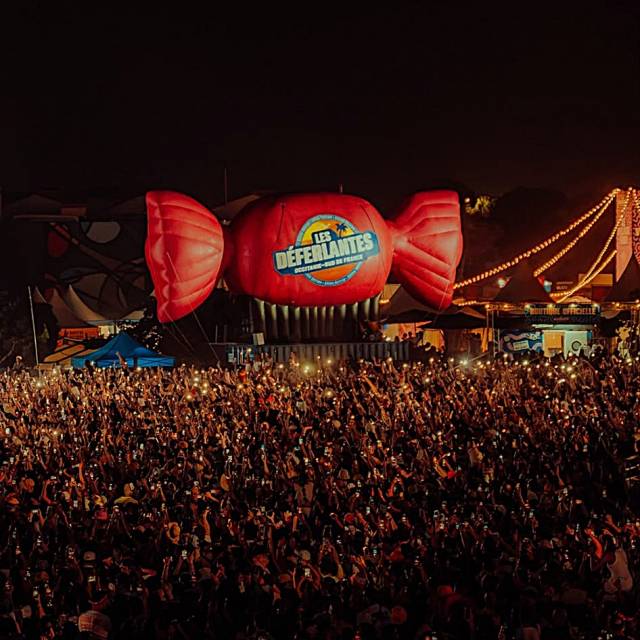 Giant inflatable productuitvergroting Opblaasbaar snoepgoed van 10 meter breed tijdens het grootste festival in Zuid-Frankrijk, genaamd Les Déferlantes X-Treme Creations