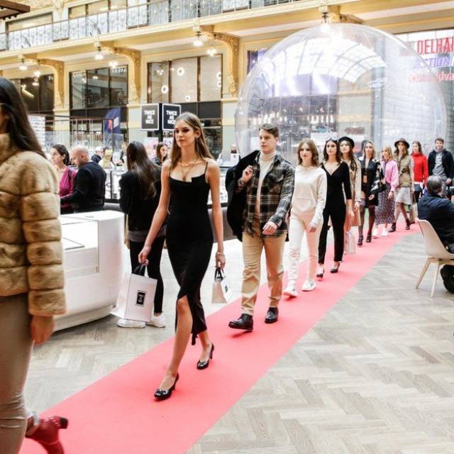 De transparante eyecatcher voor uw event! opblaasbare multibrand fashion bubble voor de catwalk met modellen in de Antwerpse Stadsfeestzaal X-Treme Creations