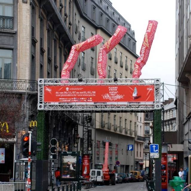 Manche à air publicitaire géante Tubes dynamiques gonflables en haut du portail d'entrée de l'événement Plaisir d'Hiver au coeur de Bruxelles X-Treme Creations