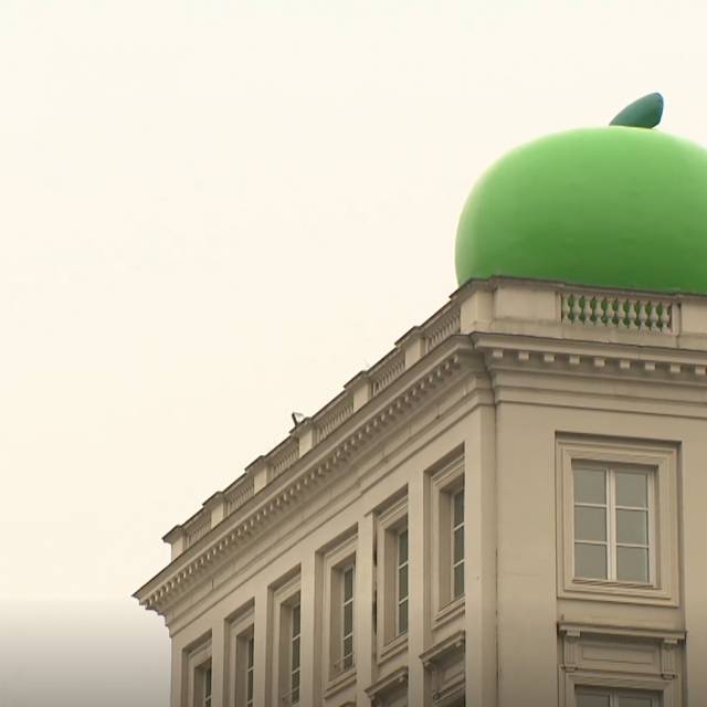 X-Treme Creations inflatable green fruit permanently installed on top of the roof of the Brussels Magritte Museum