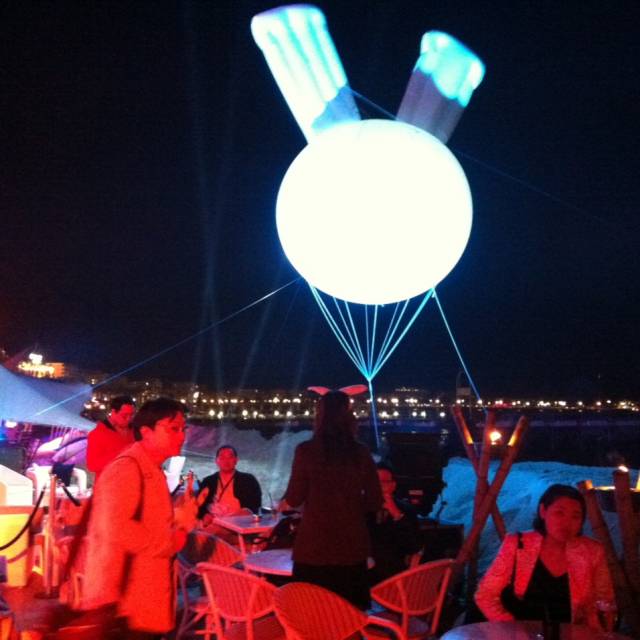 Giant inflatable heliumstructuren  opblaasbare met helium gevulde konijnenkop met interne verlichting op het strand tijdens het filmfestival van Cannes X-Treme Creations
