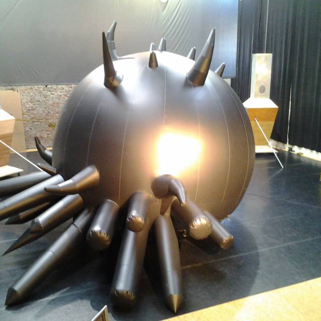 Sphères gonflables géantes sphère gonflable avec des bras comme un extraterrestre sur scène réalisée pour la Needcompany X-Treme Creations