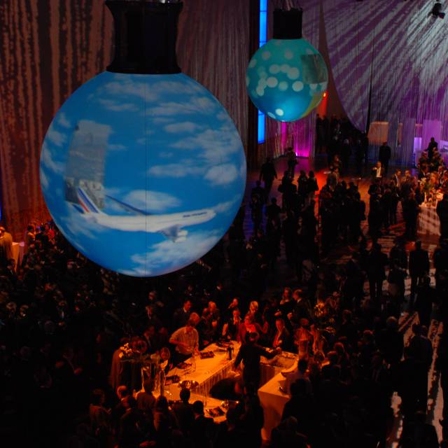 Giant inflatable sphere opblaasbare ballen, opblaasbare projectie, inflatable wereldbol, hangend, bewegende beelden, Air France, KLM, event X-Treme Creations