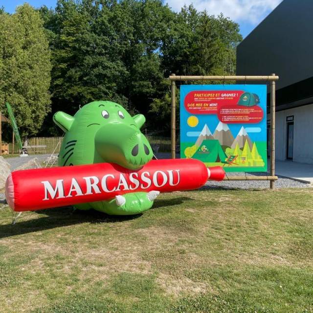 Giant inflatable productuitvergroting grote opblaasbare worst Marcassou in de bek van klein broertje zwijn als photobooth tijdens een Ter Beke bedrijfsevent X-Treme Creations