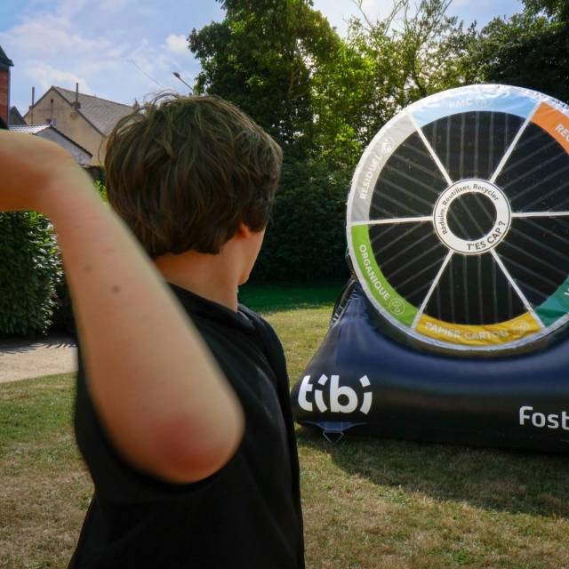 Jeux gonflables géants Jeu de fléchettes gonflable (football et tennis) pour encourager le recyclage, réalisé pour Fostplus X-Treme Creations
