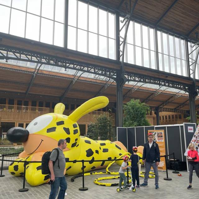 Große aufblasbare Tiere Riesige aufblasbare Marsupilami franquini mit einer Länge von 10 m, geradewegs aus den Comics Spirou und Fantasio, entworfen vom weltberühmten André Franquin, erfreuen sich während des Brüsseler Comic-Festivals der Aufmerksamkeit der Besucher X-Treme Creations
