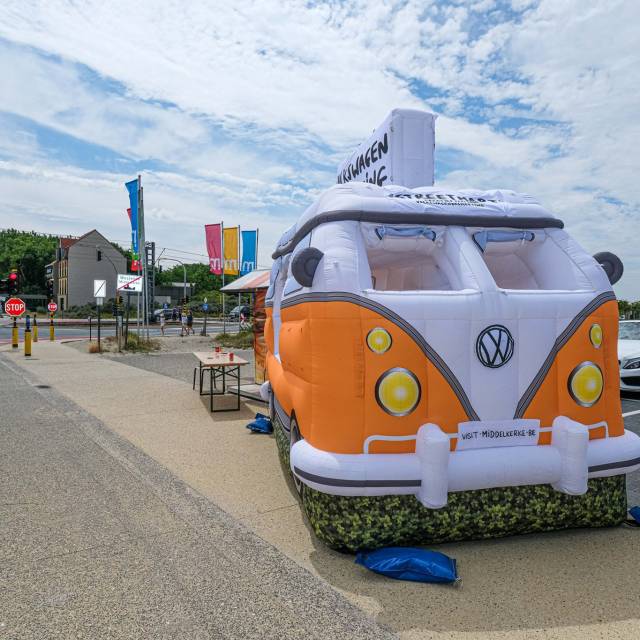 Giant inflatable standen opblaasbare stand in de vorm van een T2 VW foodtruck te huur in Middelkerke X-Treme Creations
