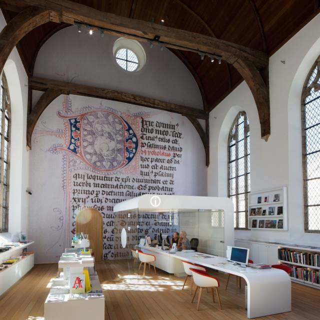 Interieurbranding 2D print in elk formaat permanente full colour dye gesublimeerde 200 gr textielwand in een voormalig kerkgebouw dat een bibliotheek wordt in Nederland X-Treme Creations